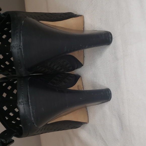 VINCE CAMUTO Chunky Heel Perforated Leather - Picture 4 of 8